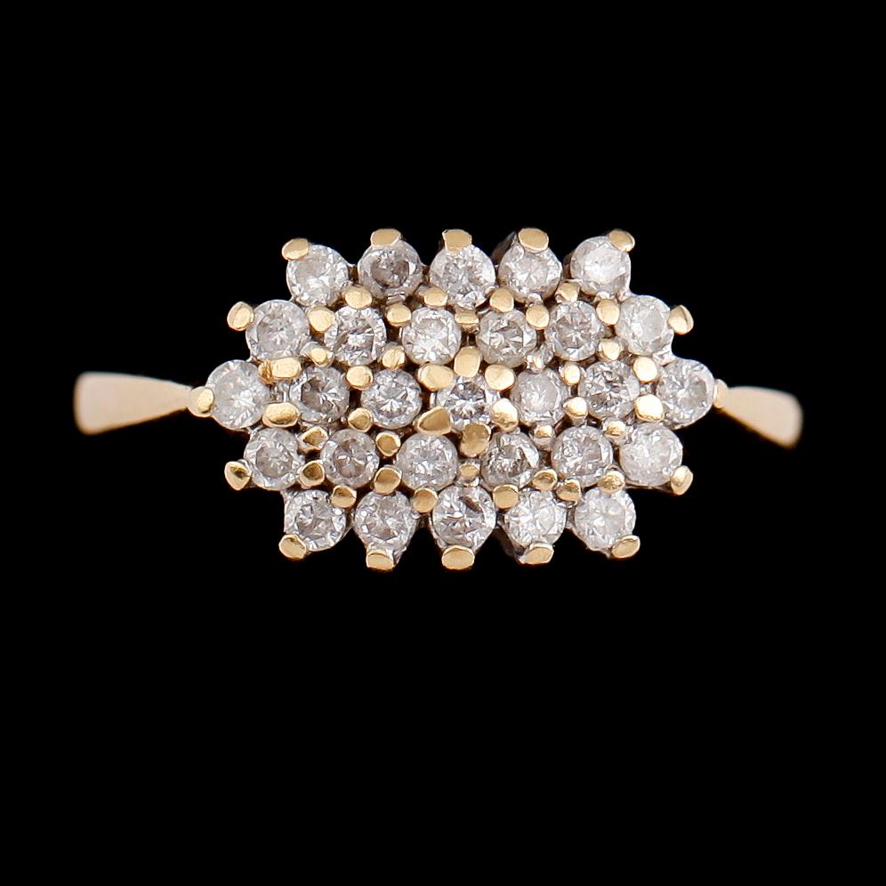 RING, 9 k guld med diamanter. Total vikt ca 4 gram.