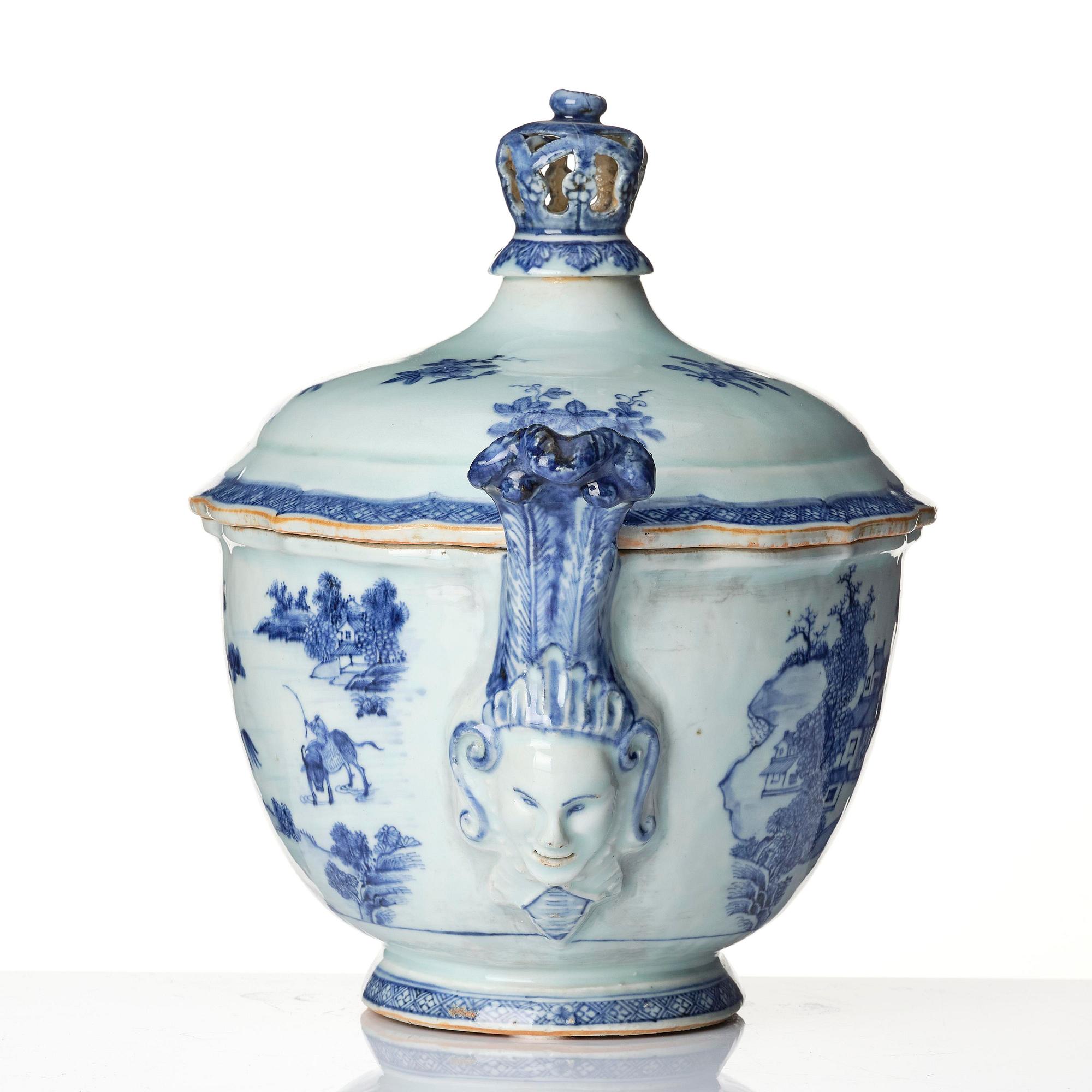 A blue and white tureen with cover and stand, Qing dynasty, Qianlong (1736-95).