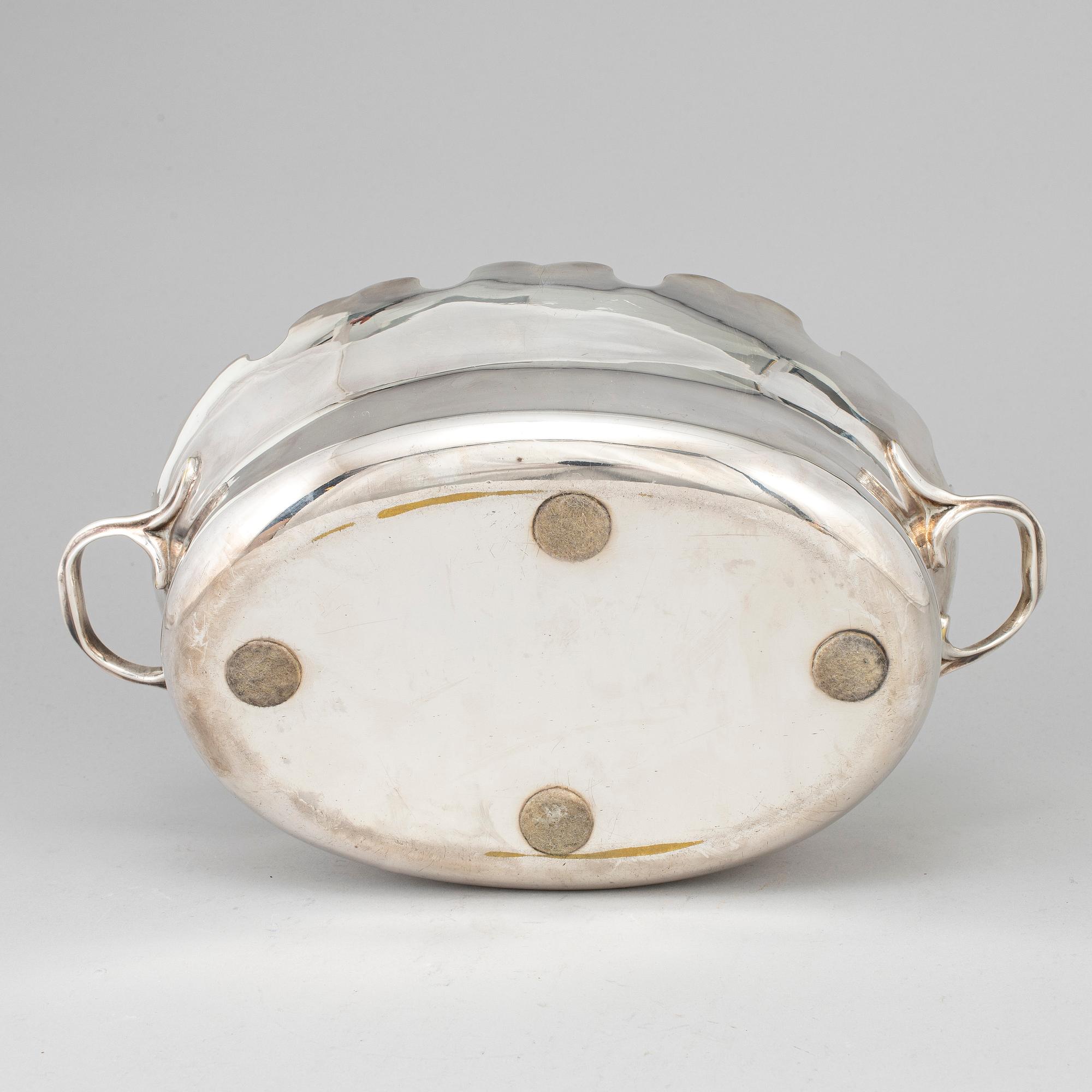 An 18th century argent haché glass rinser.