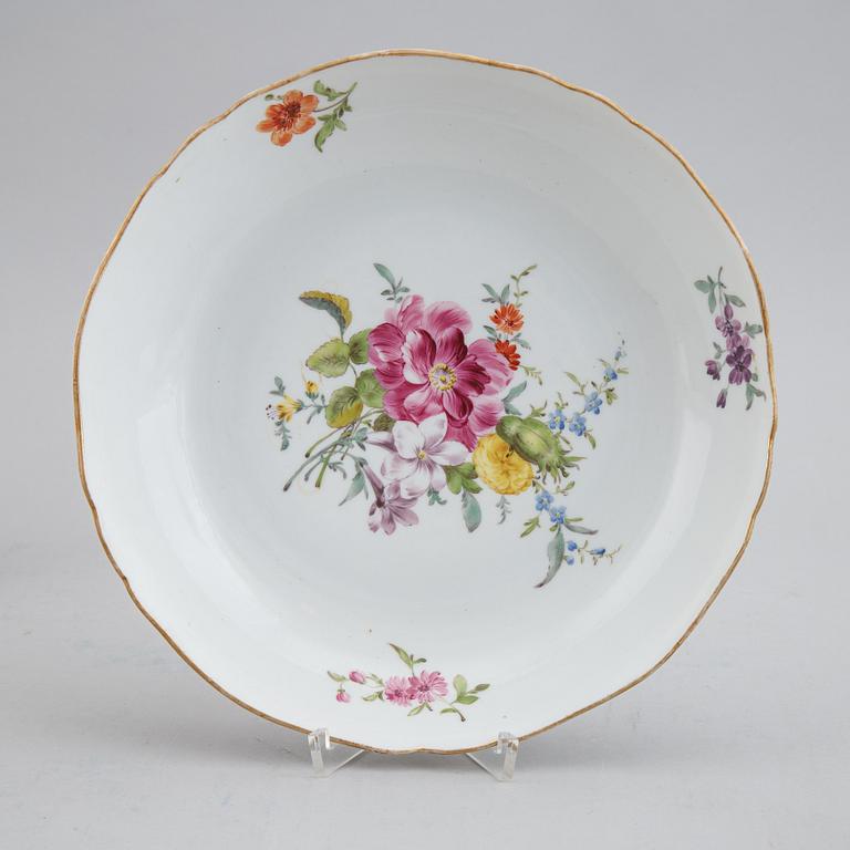 A group of 17 porcelain dishes. Meissen, punktzeit (1756-1773) and Marcolinis period (1774-1814).