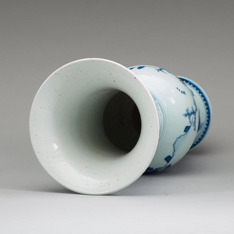 A blue and white Yenyen vase, late Qing dynasty  (1644-1912).