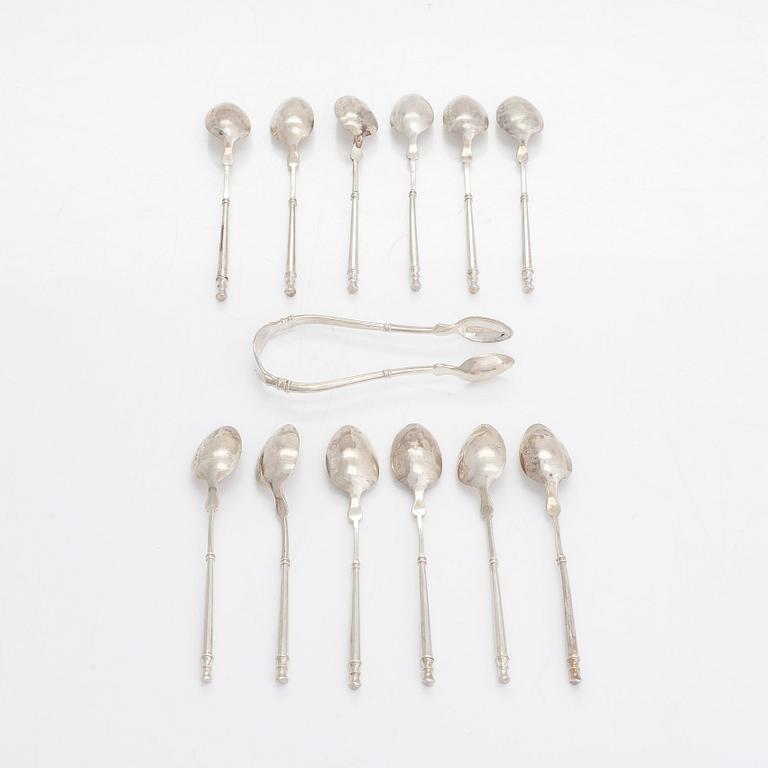 A set of 12 coffee spoons and sugar tongs in fitted case, silver import mark of Georg Edvard & Son, Glasgow 1900.