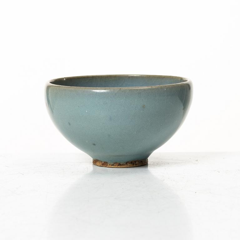 A Chinese Jun glazed bowl with a purple splash, late Qing dynasty / early 1900s.