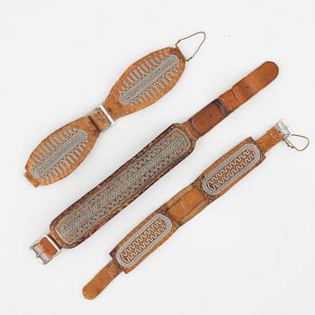 A bracelet, two watch straps and two pendants. Among others, Esse Poggats.