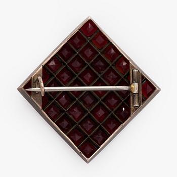 Rintaneula ja sormus, granaatteja, valkometallia.