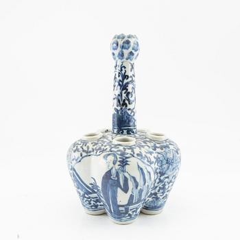 A blue and white tulip vase, late Qing dynasty.