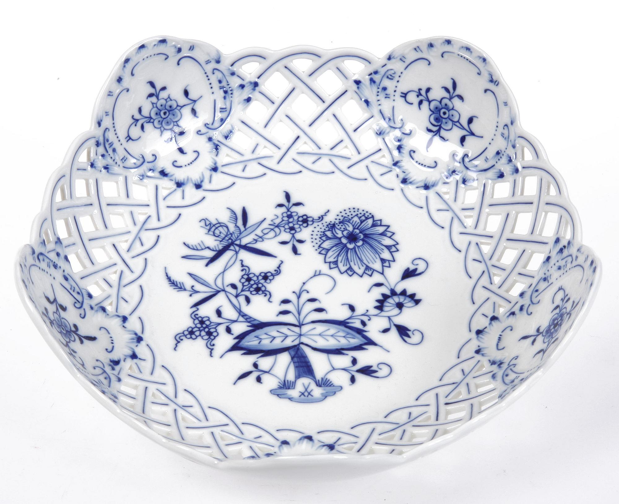 MATSERVIS, 87 delar, porslin, Meissen, lökmönstrad.