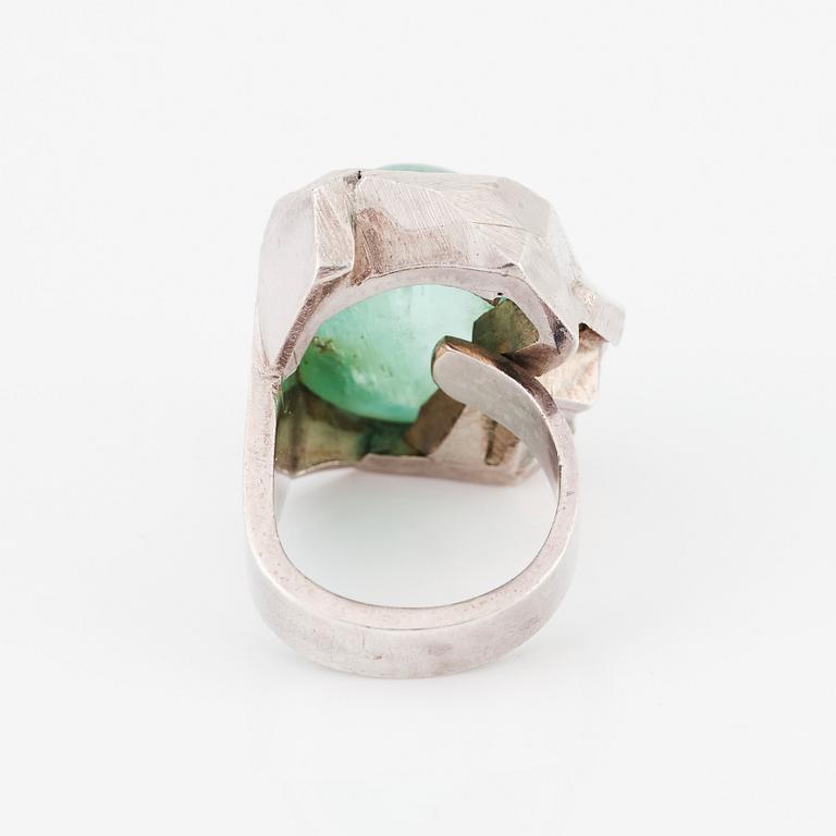 Rey Urban, ring sterlingsilver med en cabochonslipad smaragd, Stockholm 1979.