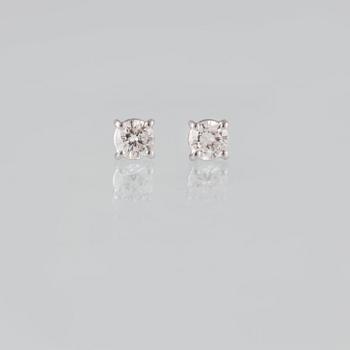 ÖRHÄNGEN, 18K vitguld med briljantslipade diamanter ca 0.67 ct. Vikt 1,6 gram.