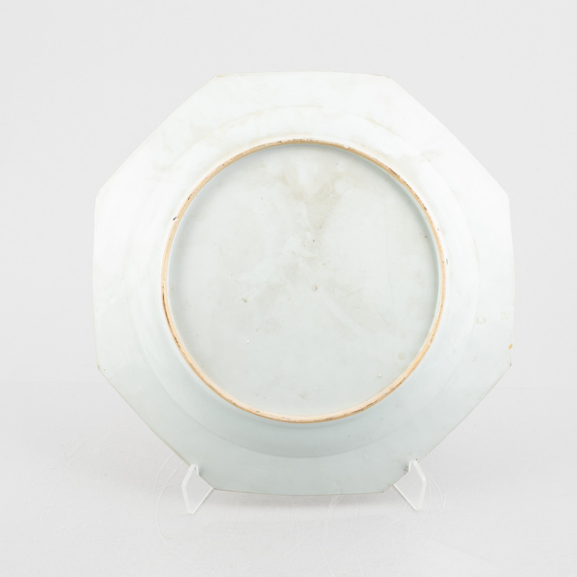 A Chinese famille rose porcelain octagonal crested charger, Qianlong (1736-95), Qing dynasty.