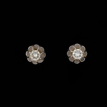 ÖRHÄNGEN, 2 par, 18k guld, briljantslipade diamanter på tot ca 0,12 ct. Total vikt ca 5 g.