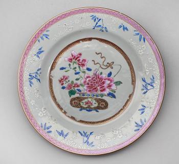 TALLRIKAR, 1 par, porslin, Kina, Qianlong 1736-1795.