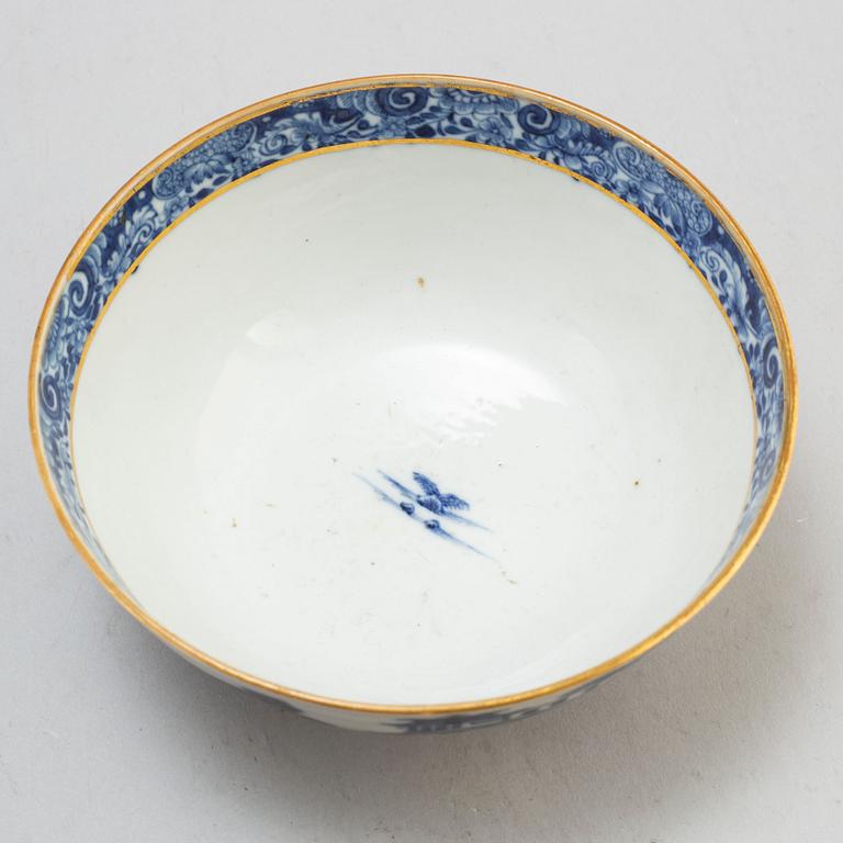 Twelve blue and white export porcelain plates and a bowl, Qing dynasty, Qianlong (1736-95).