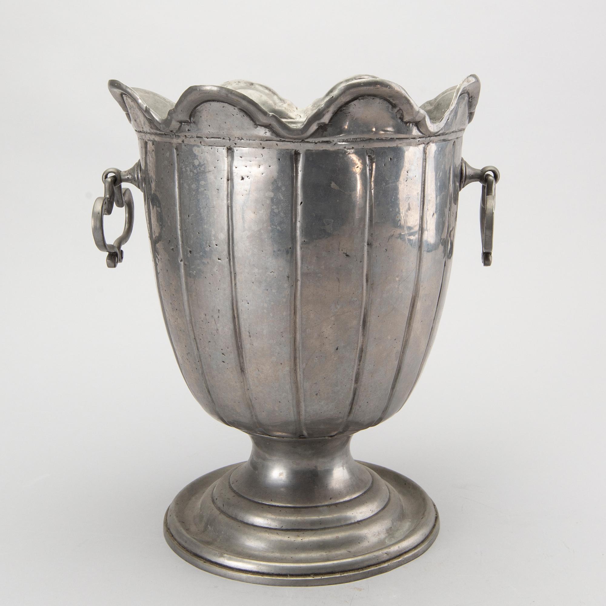 A first half och 20th century pewter Champange cooler.