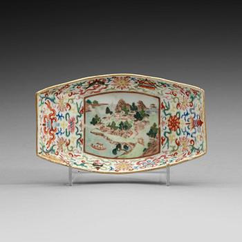 311. A famille rose tea boat, Qing dynasty with Jiaqings seal mark and period (1796-1820).