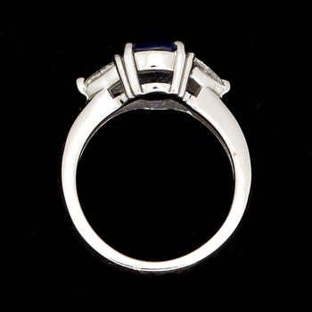 RING, platina, safir, triangelslipade diamanter, ca 0.50ct, Vikt ca 4g.
