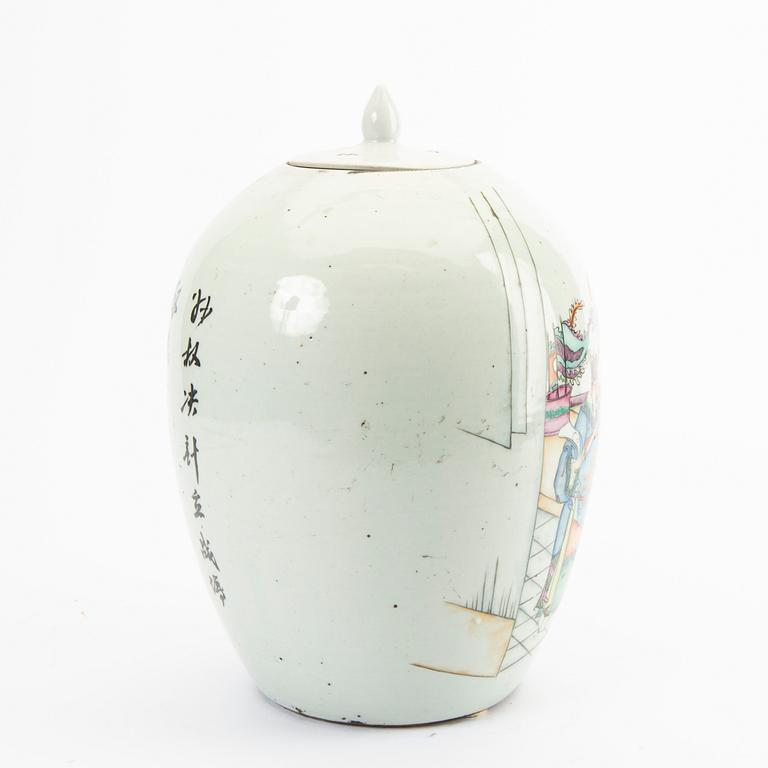 A Chinese porcelain jar with cover, 20th Century.