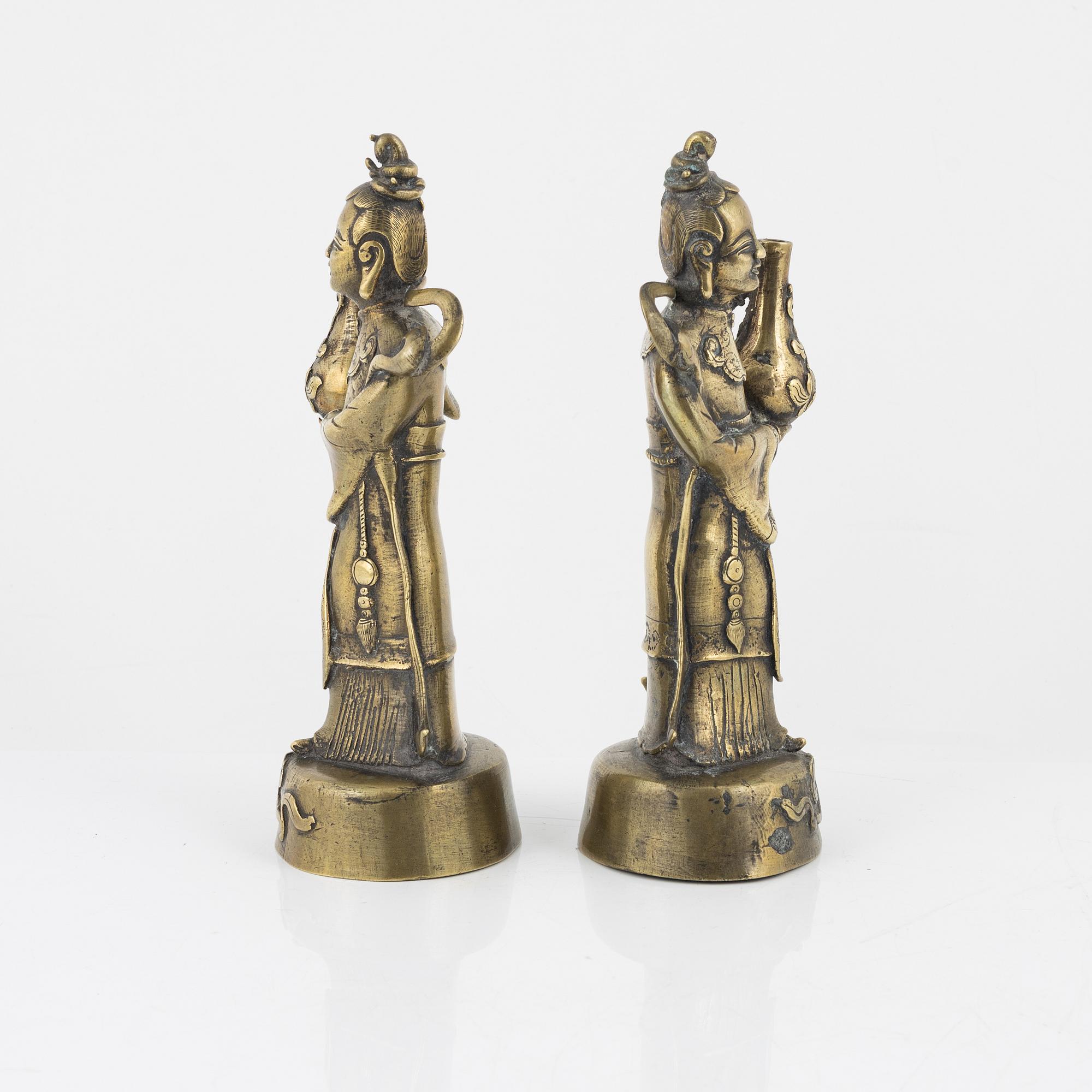 A pair of brass joss stick holders/vases, late Qing dynasty/around 1900.