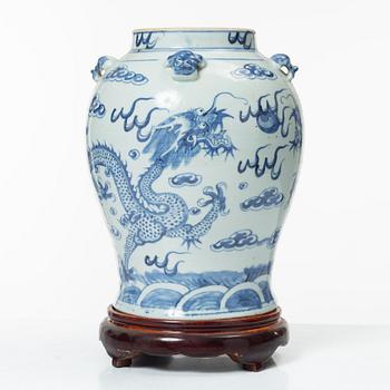 Vas, porslin. Sen Qingdynasti, omkring 1900.