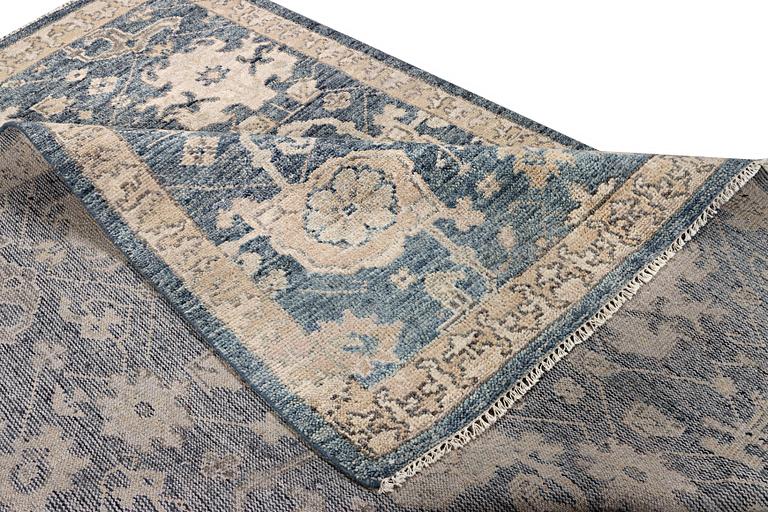 Matta, med sk. Mamlukdesign, ca 307 x 253 cm.