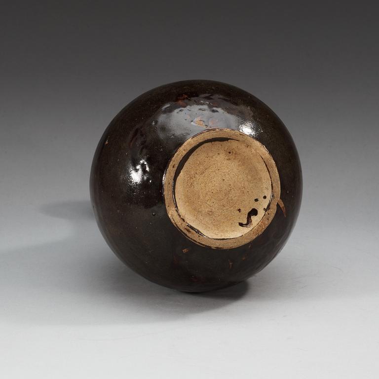 A brown glazed vase, Song dynasty. (960-1279).