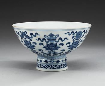 A blue and white tazza, late Qing dynasty.