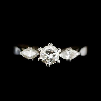 RING, 18 k vitguld med 3 briljanter ca 0.40 ct. Total vikt ca 3 gram.