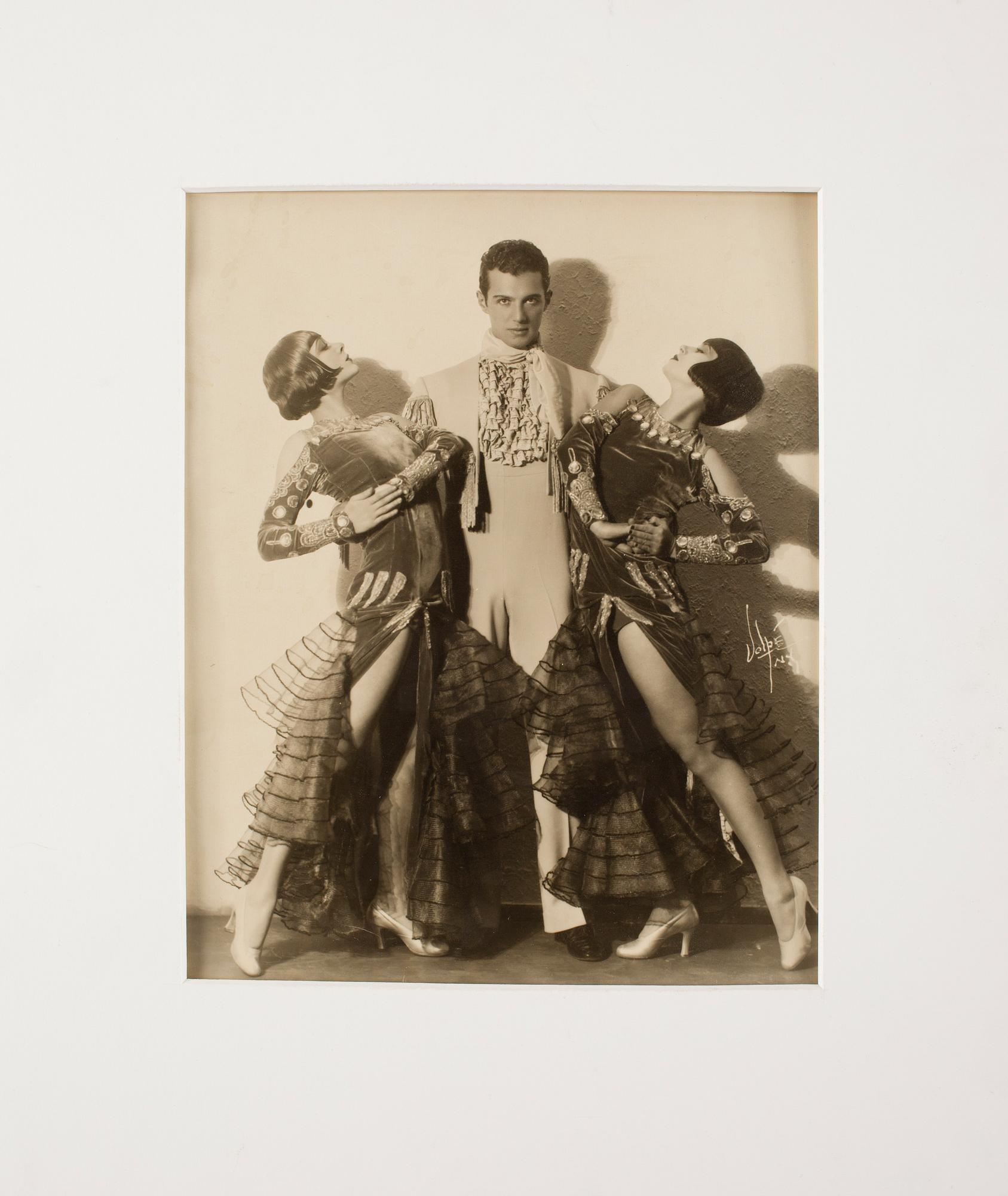 MODEFOTOGRAFI, 1920/30-tal. Sign Volpé i negativet. A tergo med fotografens stämpel.