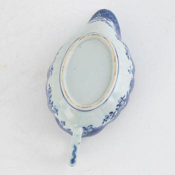 A Chinese export porcelain blue and white sauce boat, Qing dynasty, Qianlong (1736-95).