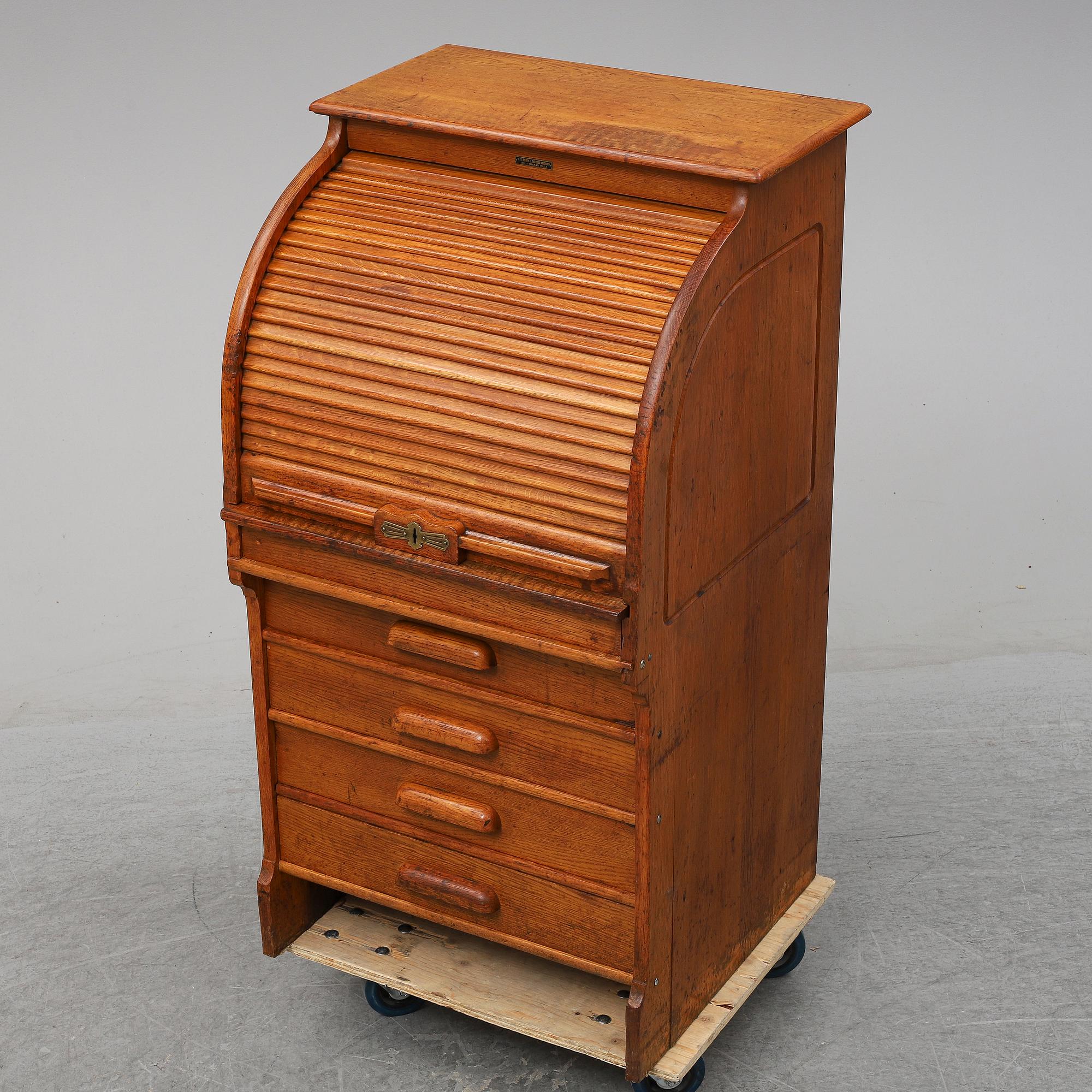 A cabinet from the forst half of the 20th century.