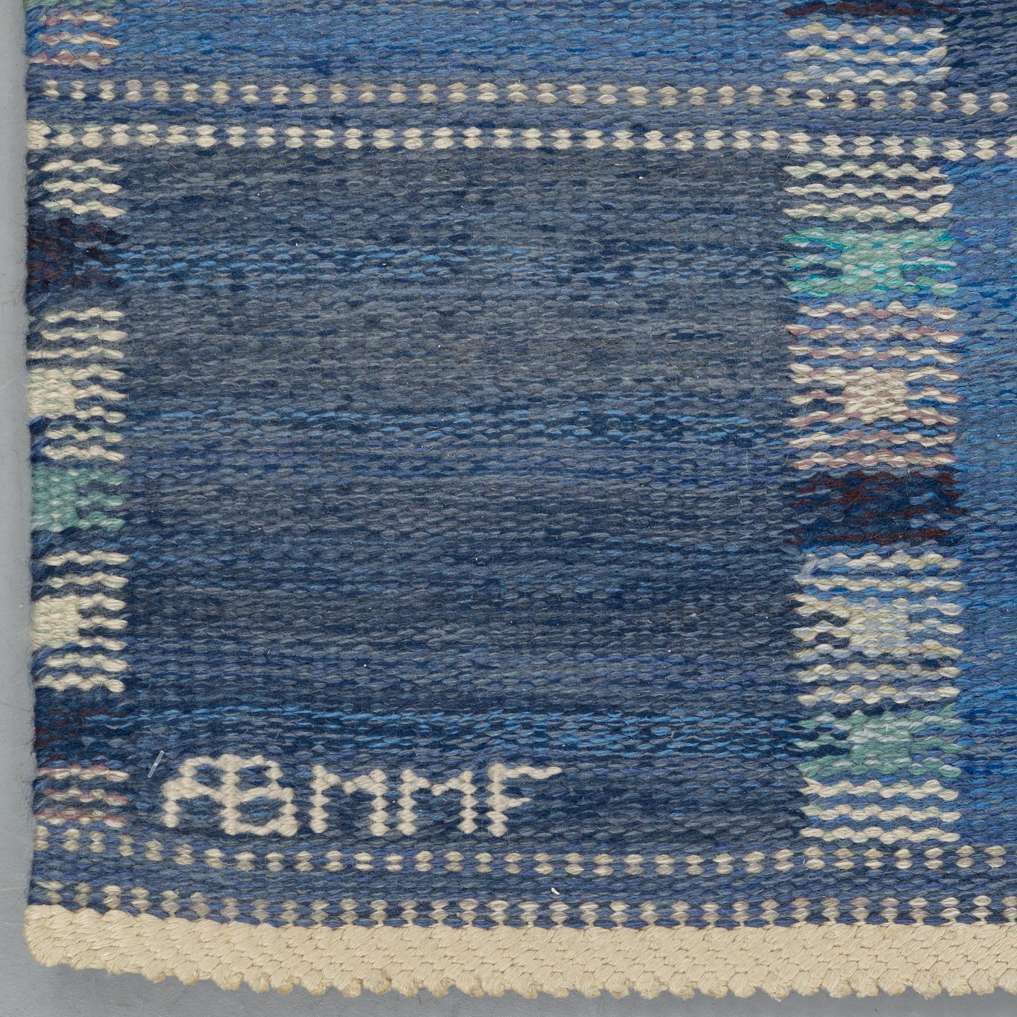 Barbro Nilsson, gallerimatta, Falurutan starkblå, rölakan, ca 532,5 x 81,5-83,5 cm, signerad AB MMF BN.