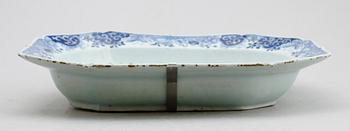 STEKFAT, porslin, Kina, Qianlong 1736-1795.