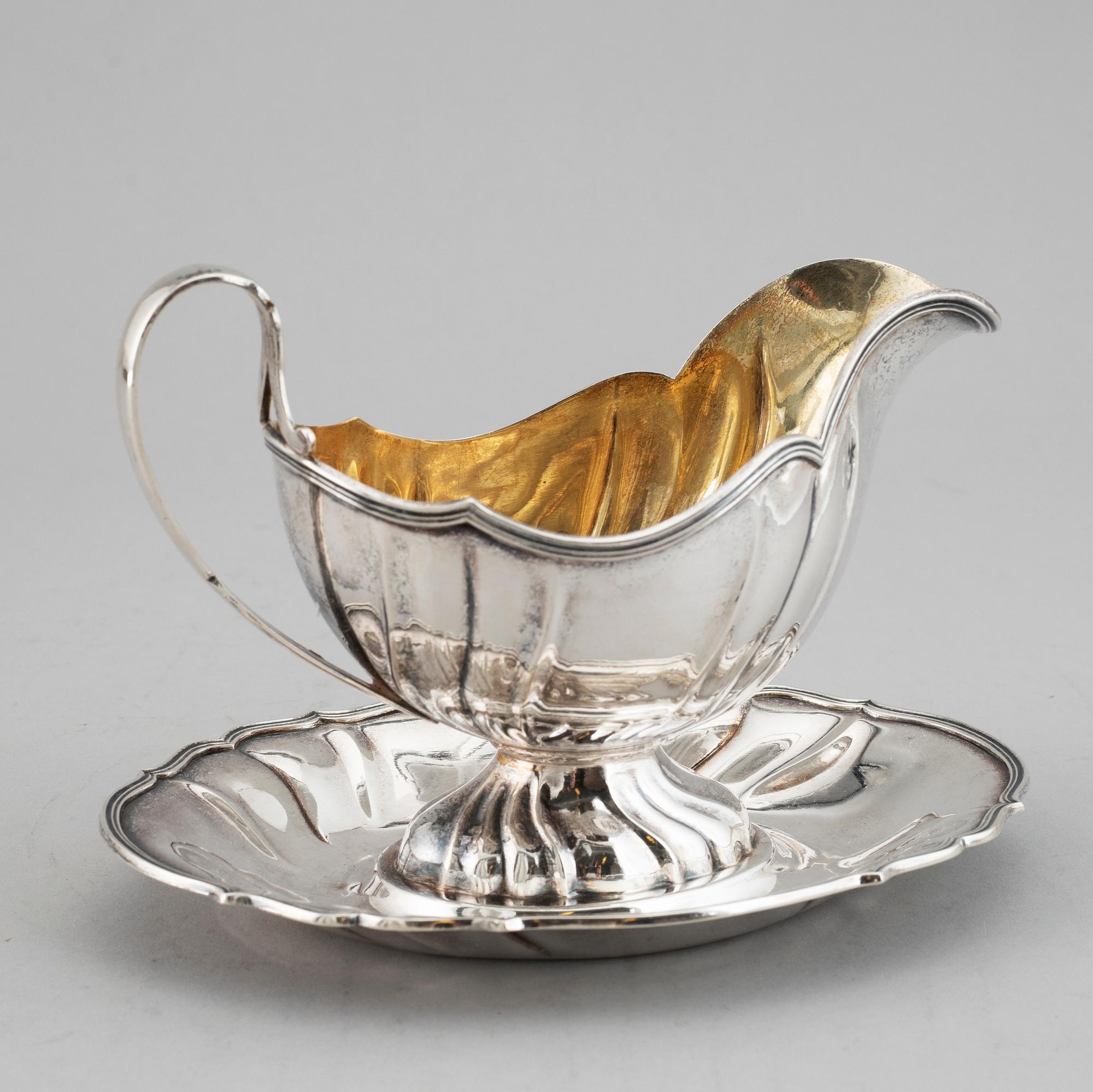 A parcel gilt rococo style sauce boat, maker's mark DAvid Andersen & Co, Stockholm, 1911.