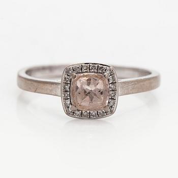 Ring, fasettslipad morganit, åttkantslipade diamanter, 18K vitguld.