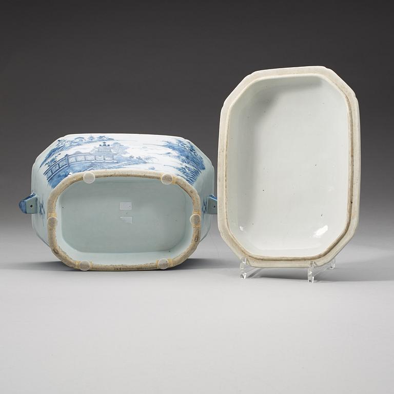 A blue and white tureen with cover, Qing dynasty, Qianlong (1736-95).