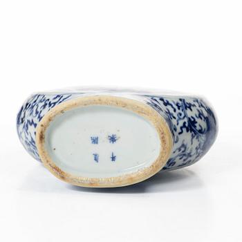 Pilgrimskrus, porslin, Kina, Qingdynastin, 1800-tal.