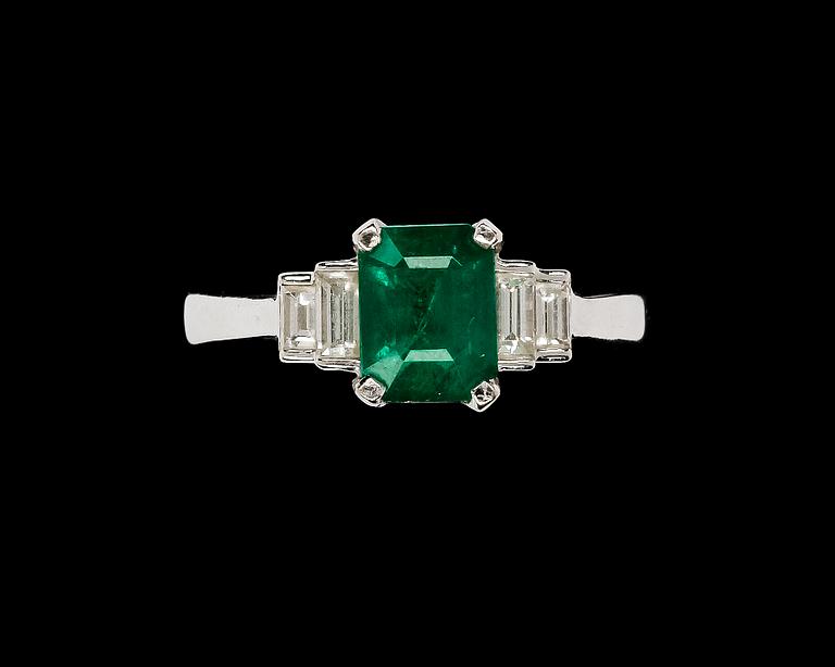 RING, smaragd med baguetteslipade diamanter tot ca 0,40 ct.