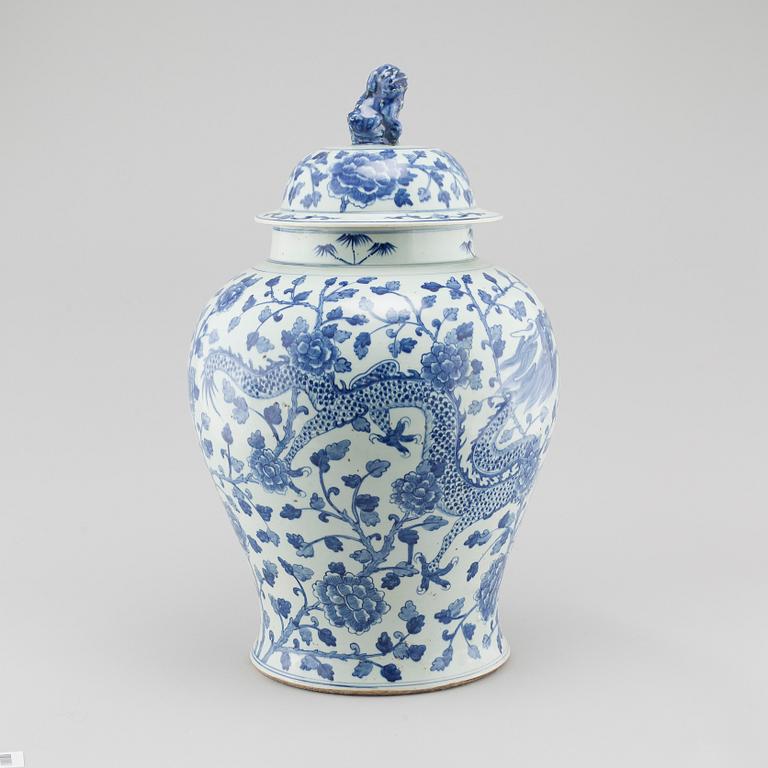 A Chinese porcelain urn from around year 1900.