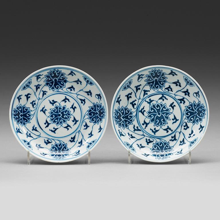 FAT, ett par, porslin, Qingdynastin,  med Xuantongs märke och period (1909-11).