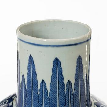 Vas med lock, porslin. Qingdynastin, 1800-tal.