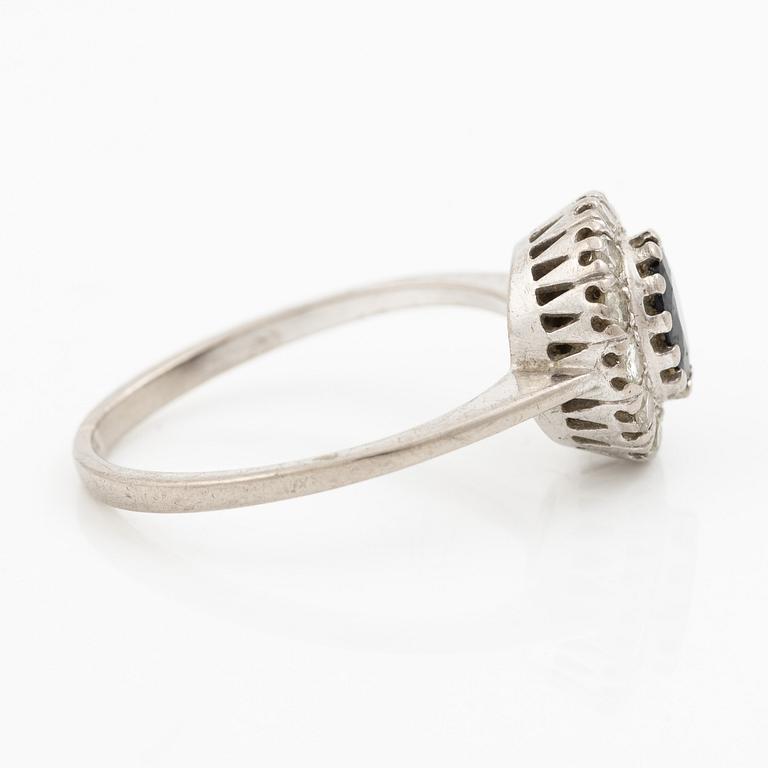 Ring, 18K white gold, camée model with sapphire and brilliant-cut diamonds.