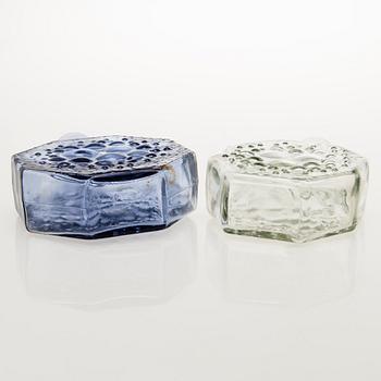 NANNY STILL 2 karaffer samt 2 dekorationsflaskor, Riihimäen Lasi Oy, 1960-tal.