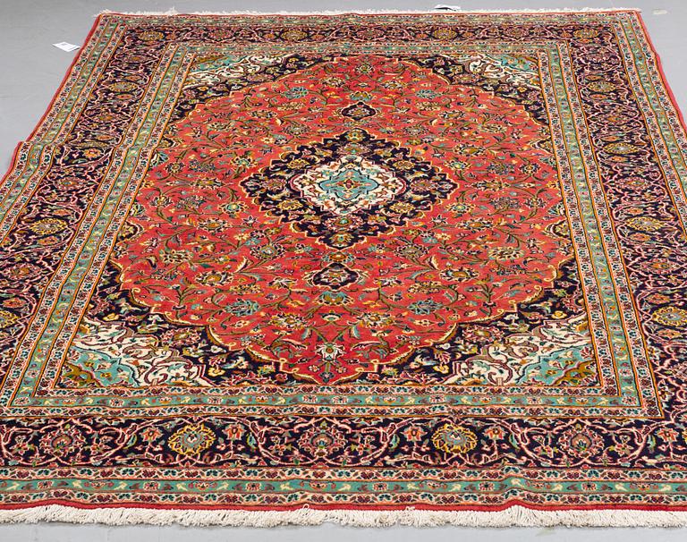 A CARPET, Kashan, ca 304 x 205 cm.