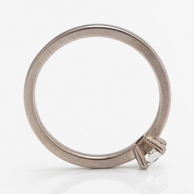An 18K white gold ring with a princess-cut diamond ca. 0.39 ct. Finland 2009.