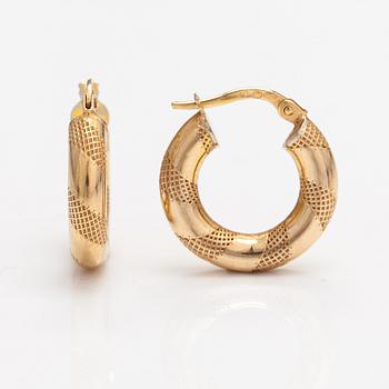 A pair of 14K ogld earrings. Unoaerre, Italy.