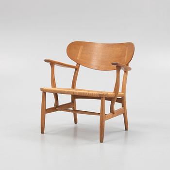 Hans J. Wegner, fåtölj, modell CH 22, Carl Hansen & Son, Odense, Danmark, 1900-talets mitt.