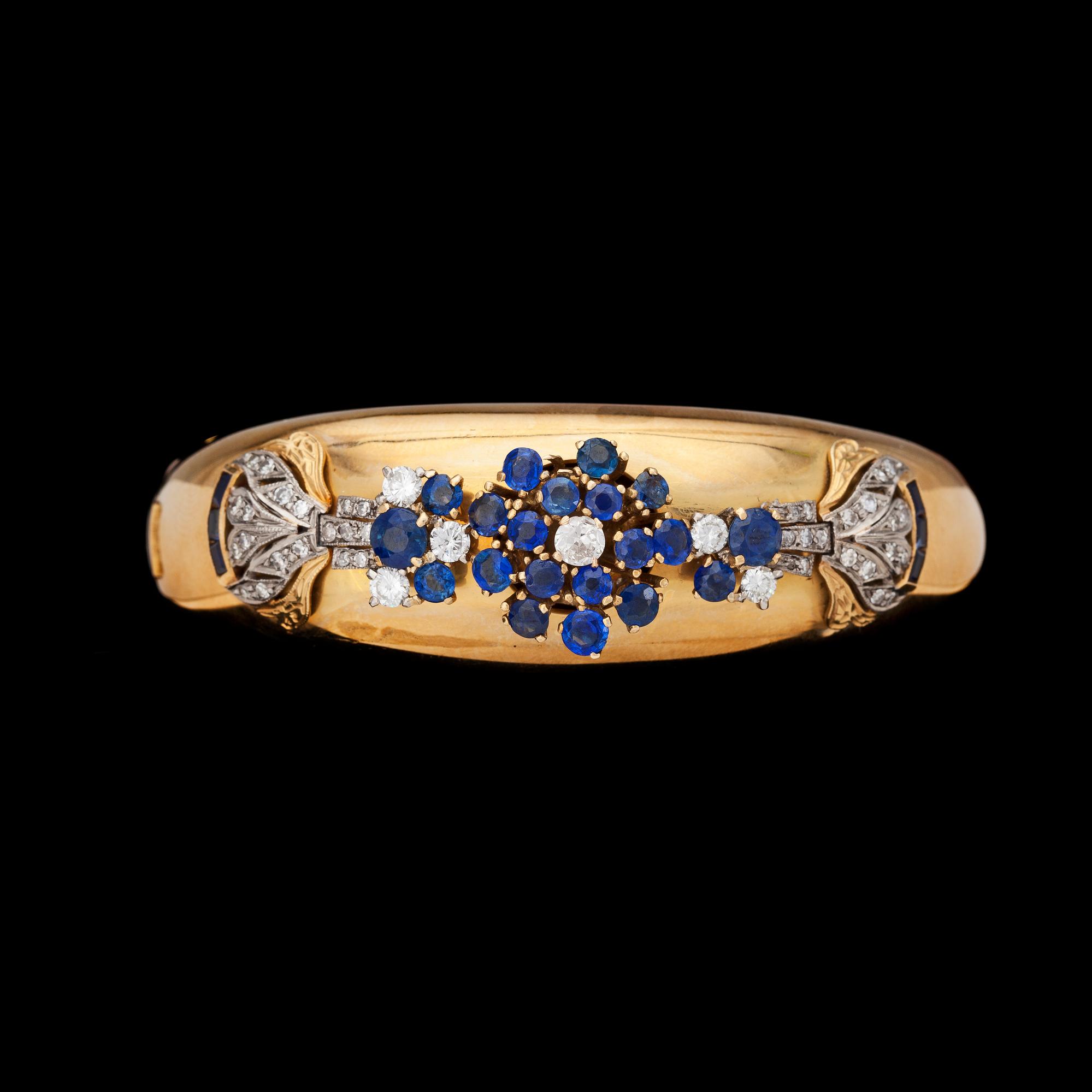 GOLDBANGLE, baguette and round cut blue sapphires and brilliant cut diamonds, tot. app. 1.30 cts. Late 19th century.
