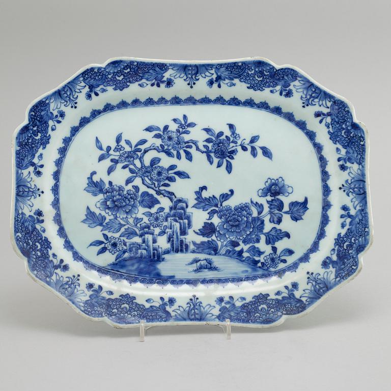 Two porcelain serving dishes from China, Qianlong (1736-1795).