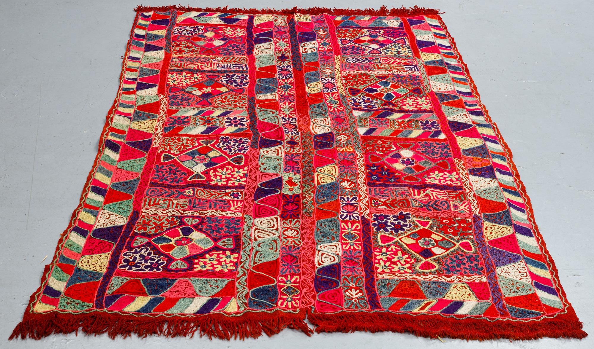 Vävnad med broderier, semiantik/old, träsknomader, Irak, ca 235 x 146 cm.
