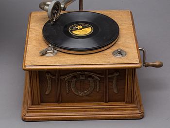 TRATTGRAMMOFON, omkring sekelskiftet 1900.